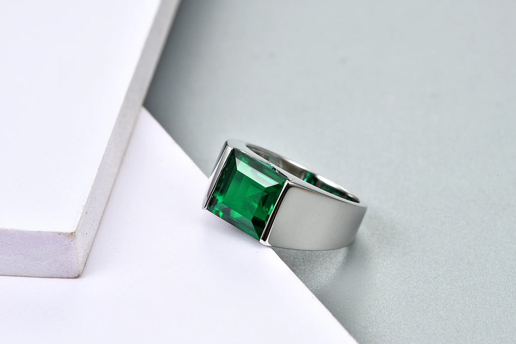 CHARMING herrring i 925 silver med labbodlad smaragd 4,8 ct