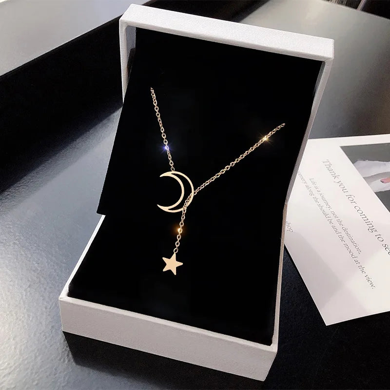 Guldpläterat choker halsband med måne och stjärna