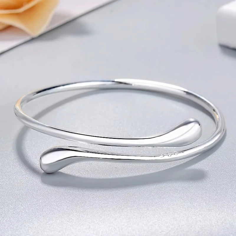 Armband i sterling silver med vattendroppe – Elegant och justerbart damsmycke