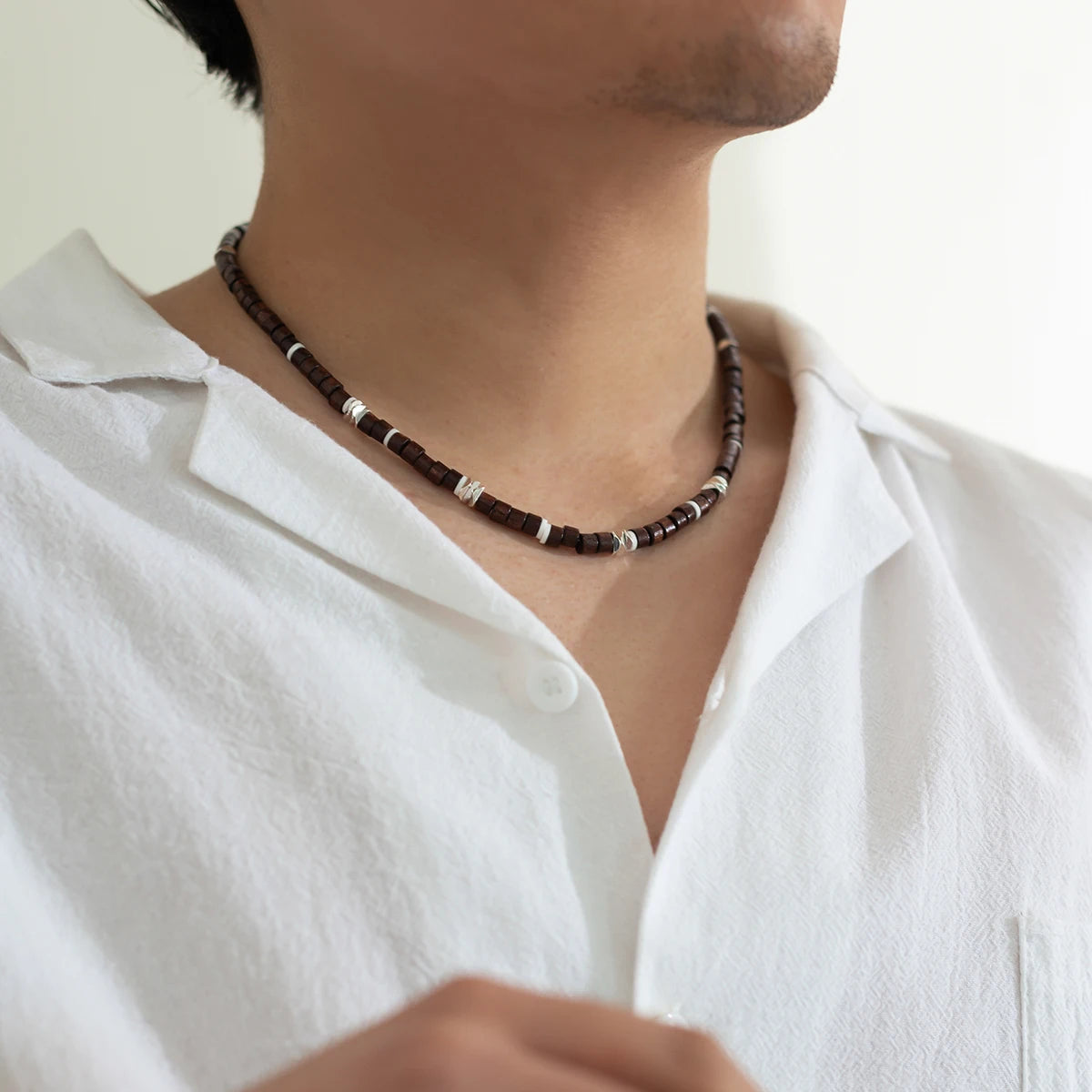 Träpärlhalsband herr – kort choker med vintagekänsla