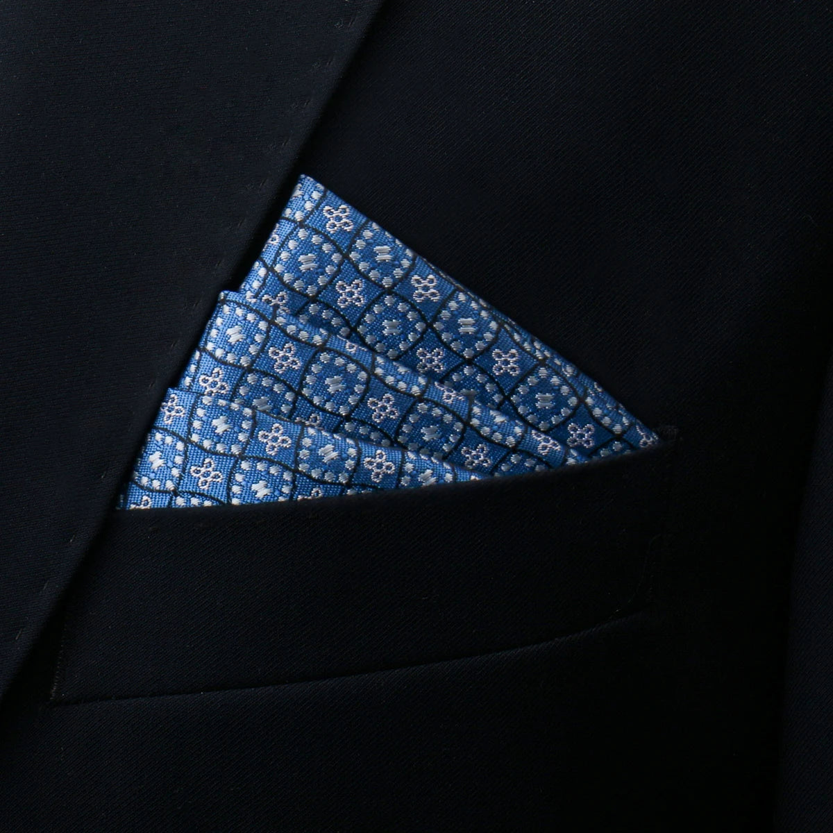 Bröstnäsduk i polyester – Finns i flera färger & mönster