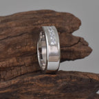 NEWSHE herrring i 925 silver med prinsesslipad moissanit