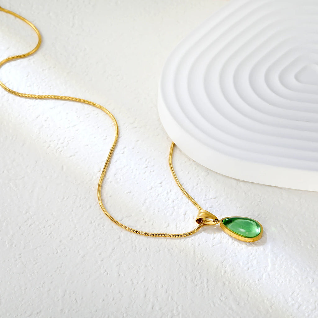Halsband dam droppformat – minimalistiskt transparent hänge i stål