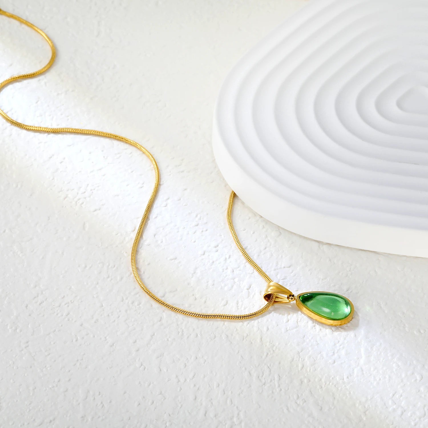 Halsband dam droppformat – minimalistiskt transparent hänge i stål