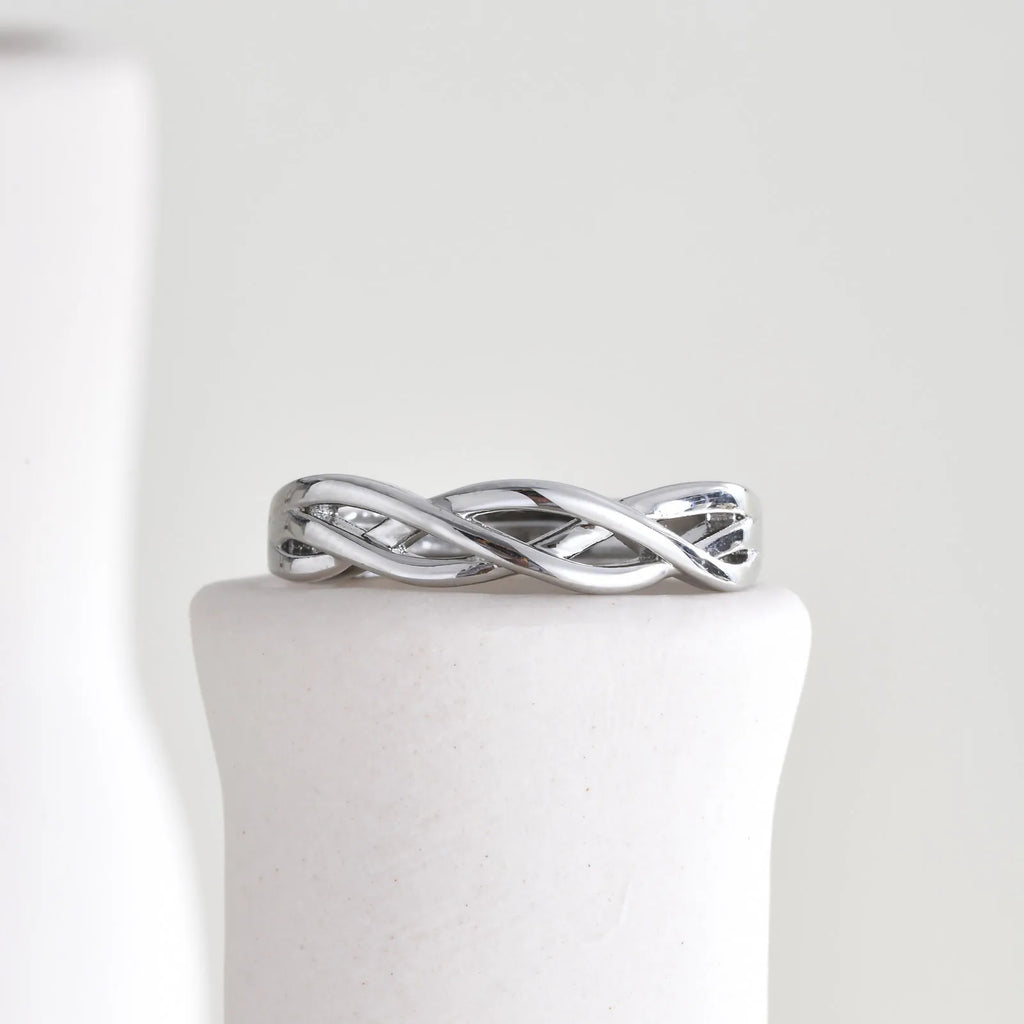 Tvinnad ring i silverfärg för dam – Justerbar och stilren design