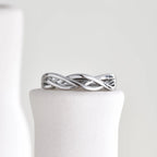 Tvinnad ring i silverfärg för dam – Justerbar och stilren design