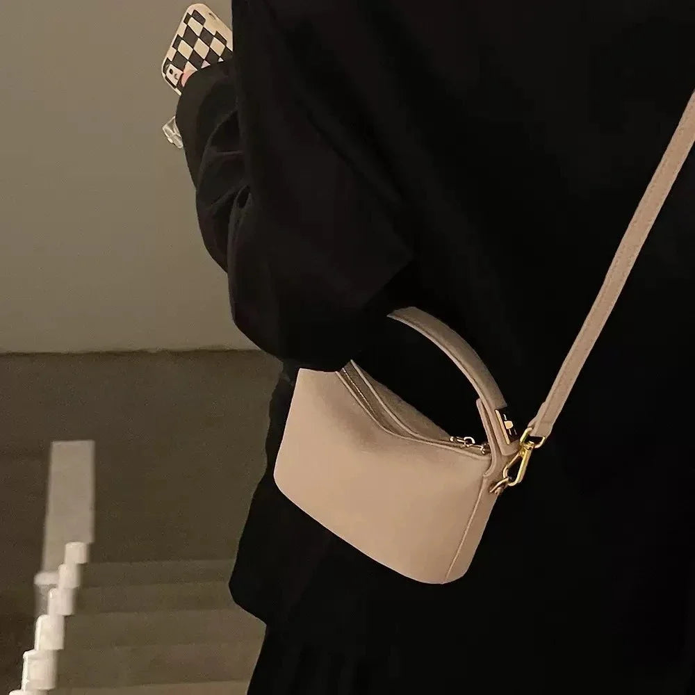 Liten retro axelväska i PU med enkel design och dragkedja
