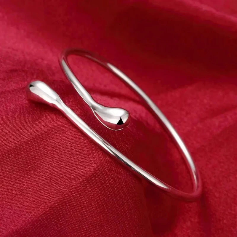 Armband i sterling silver med vattendroppe – Elegant och justerbart damsmycke