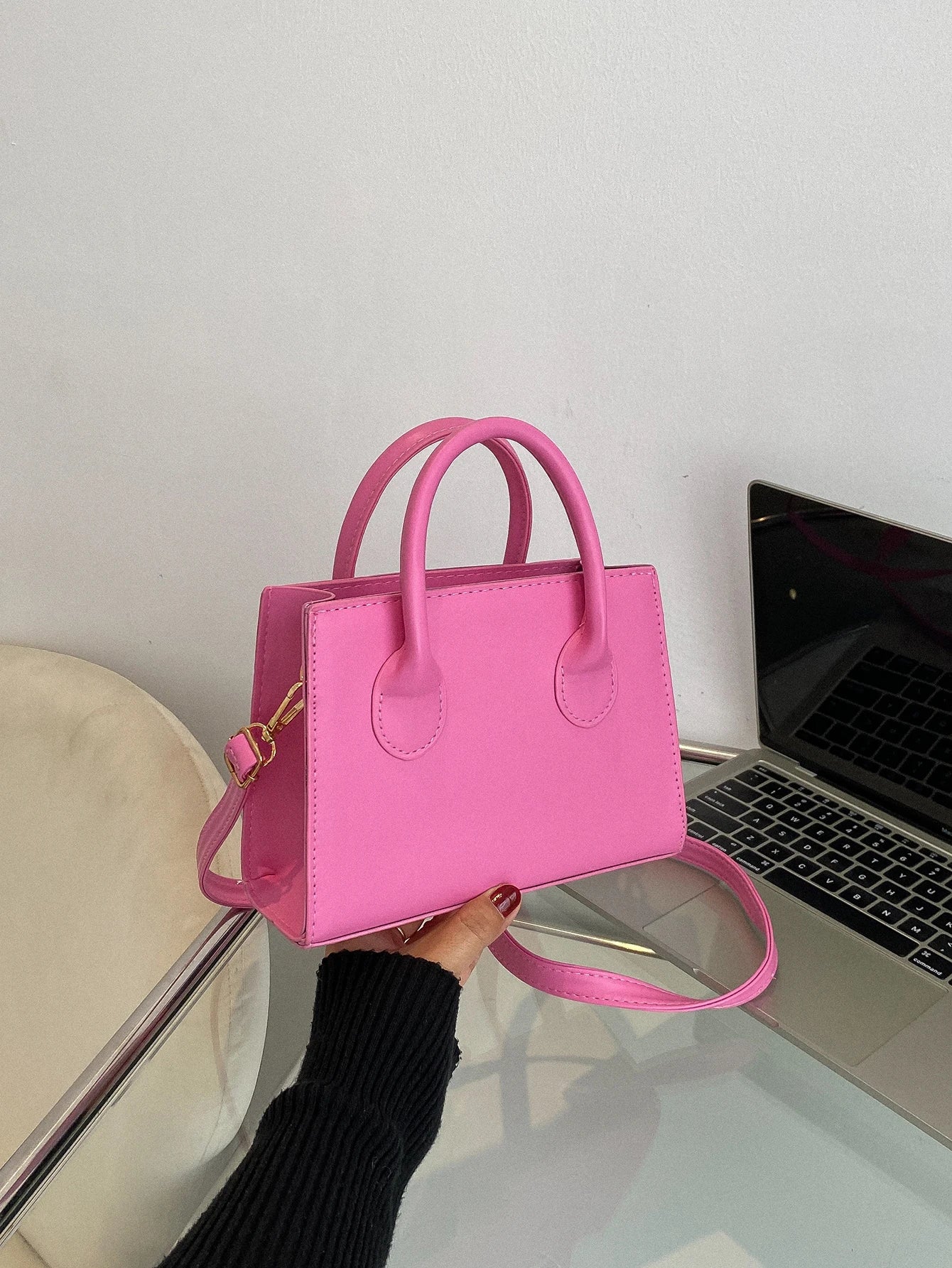 Stor damväska i PU med klassisk design och crossbody-funktion