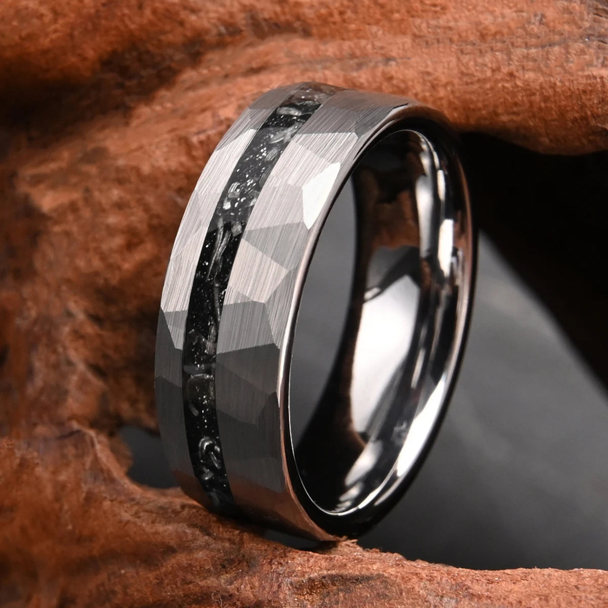 Herrring i tungsten 8 mm med hamrad finish och meteoritdetalj
