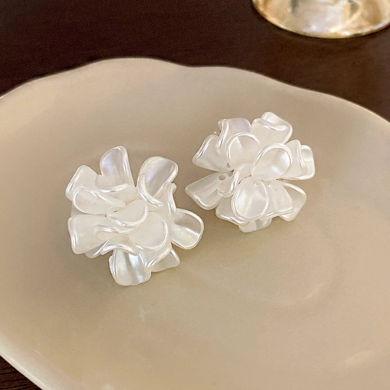 Blomformade örhängen – Vita blommor i akryl