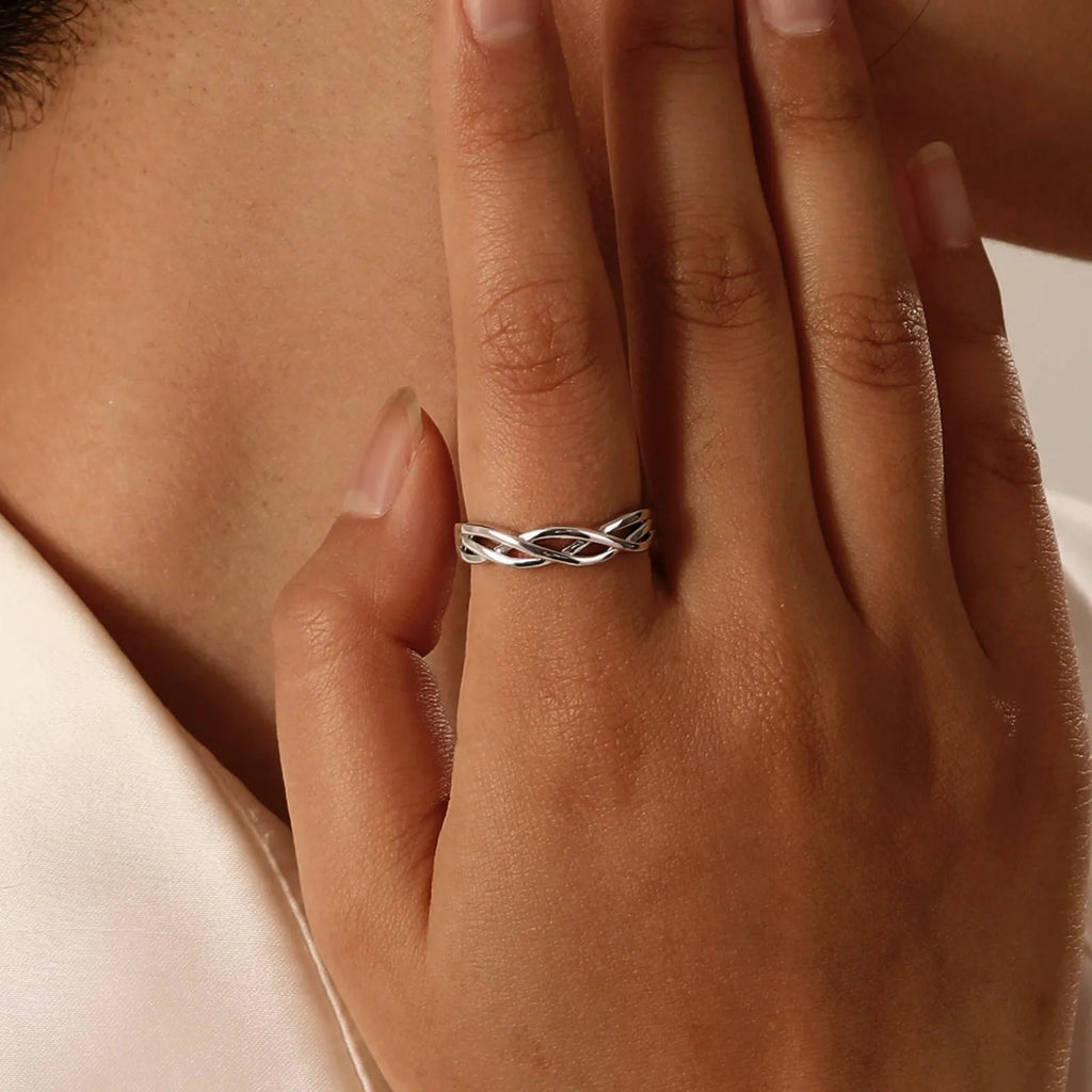 Tvinnad ring i silverfärg för dam – Justerbar och stilren design