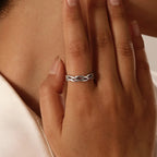 Tvinnad ring i silverfärg för dam – Justerbar och stilren design