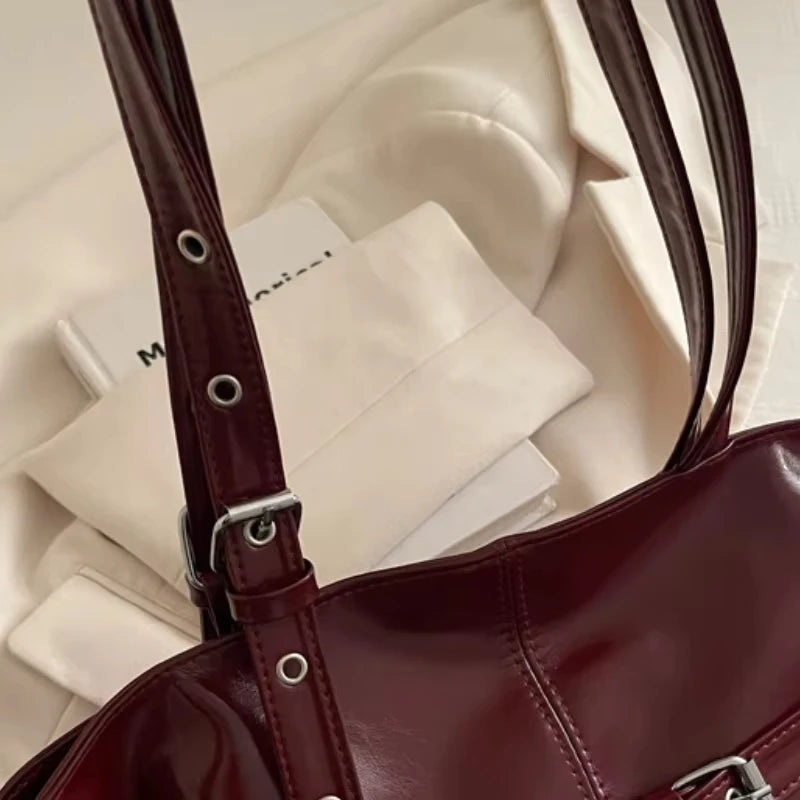 Damväska Suede Tote – stilren bucket bag med spänndetalj