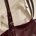Damväska Suede Tote – stilren bucket bag med spänndetalj
