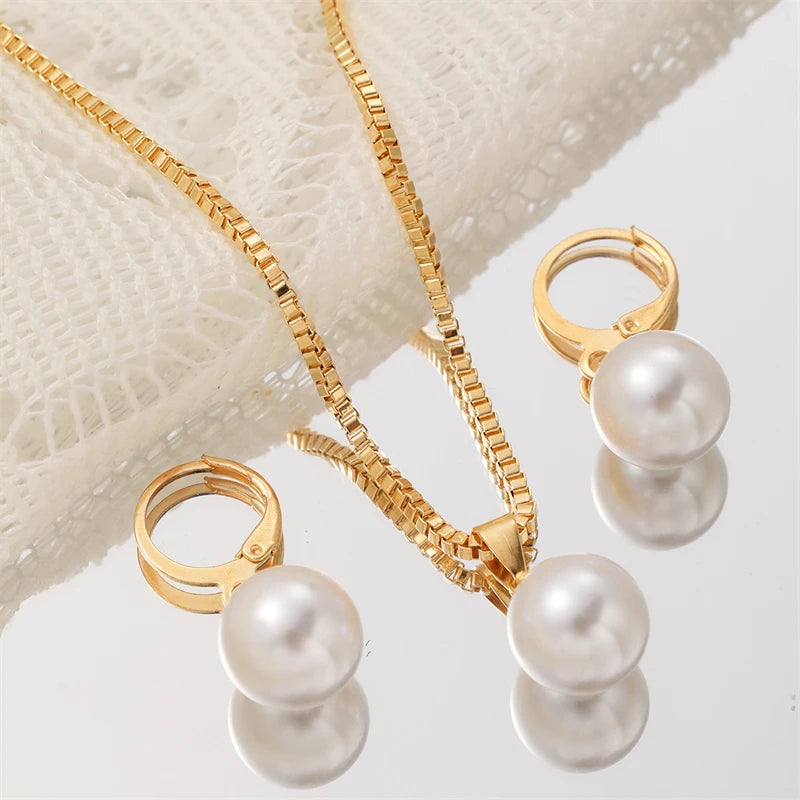 Pärlsmyckeset dam med halsband och örhängen i guldfinish