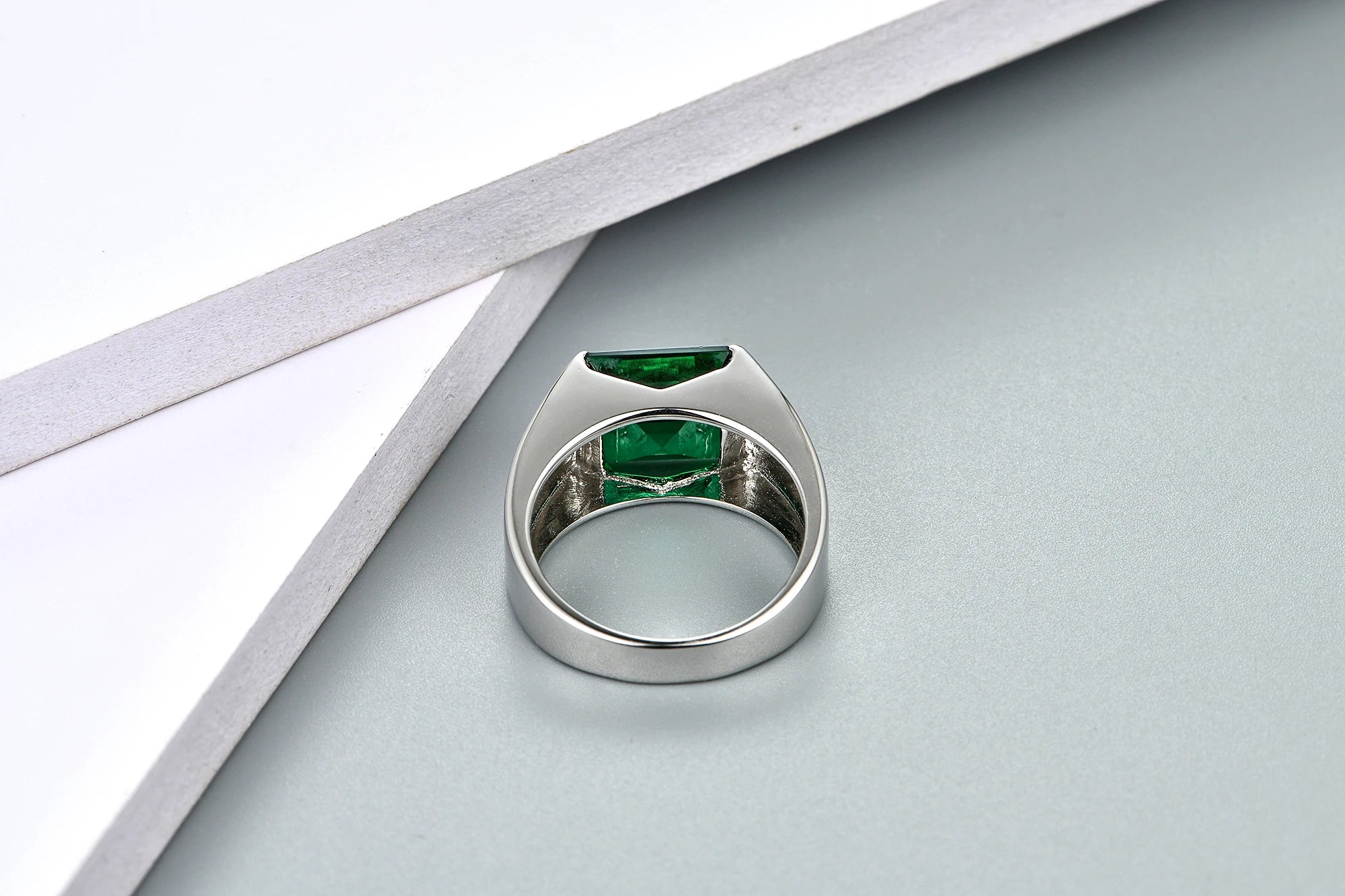 CHARMING herrring i 925 silver med labbodlad smaragd 4,8 ct