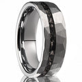 Herrring i tungsten 8 mm med hamrad finish och meteoritdetalj