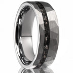 Herrring i tungsten 8 mm med hamrad finish och meteoritdetalj