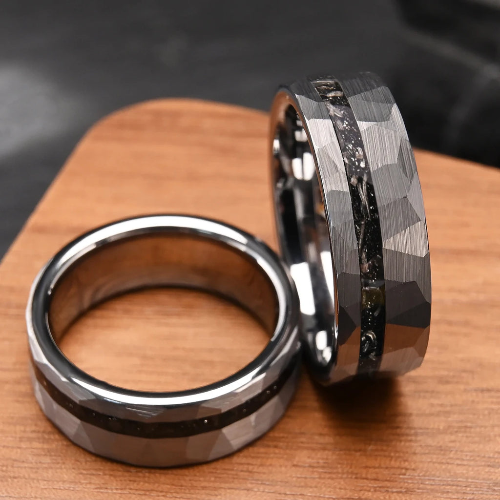 Herrring i tungsten 8 mm med hamrad finish och meteoritdetalj