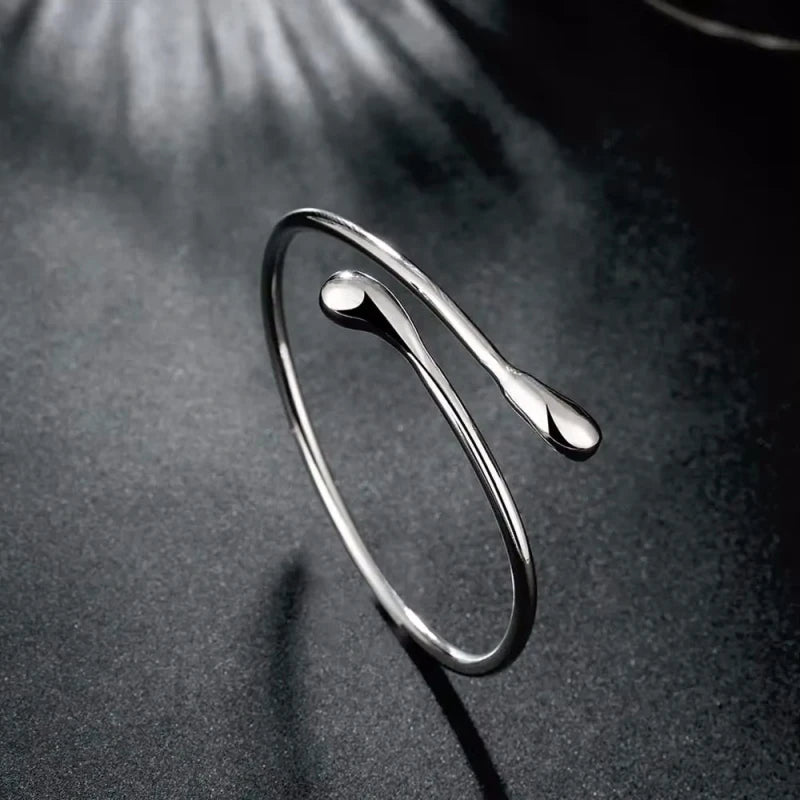 Armband i sterling silver med vattendroppe – Elegant och justerbart damsmycke