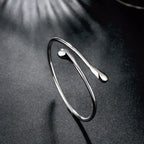 Armband i sterling silver med vattendroppe – Elegant och justerbart damsmycke