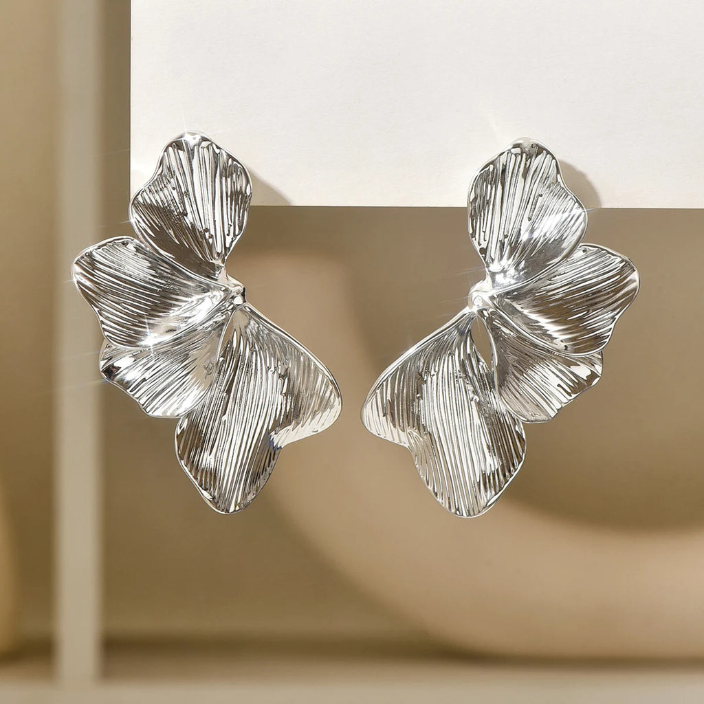 Örhängen dam – ginkgo blad studs i guldton