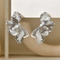 Örhängen dam – ginkgo blad studs i guldton