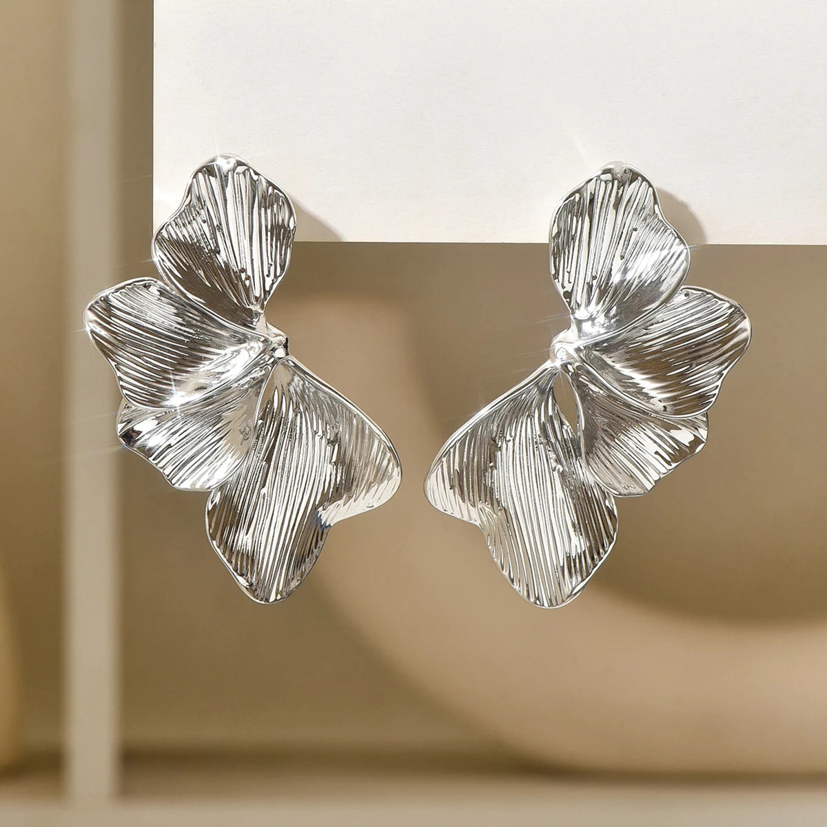 Örhängen dam – ginkgo blad studs i guldton