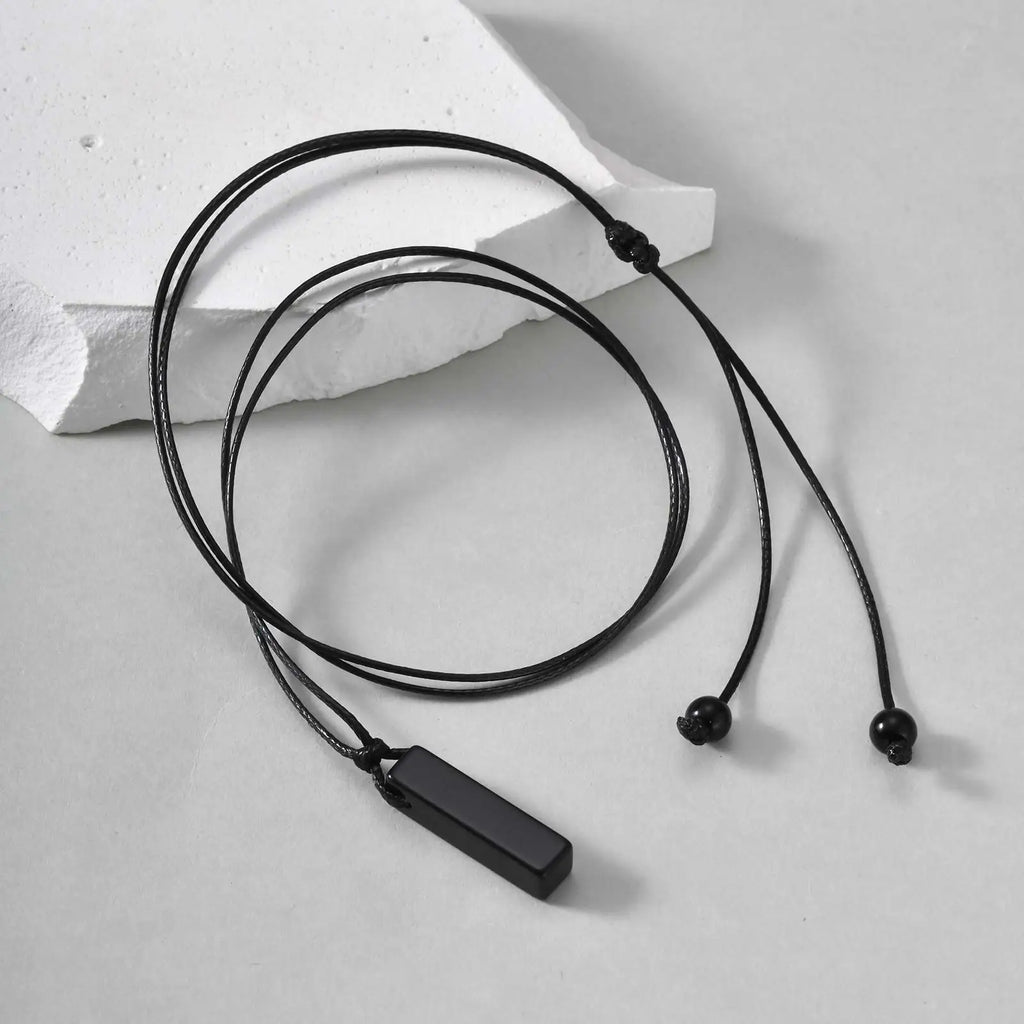 Stenhalsband med svart rep – justerbart