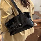 Damväska Suede Tote – stilren bucket bag med spänndetalj