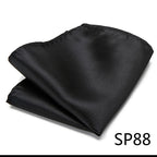 Näsduk i siden – Finns i flera varianter