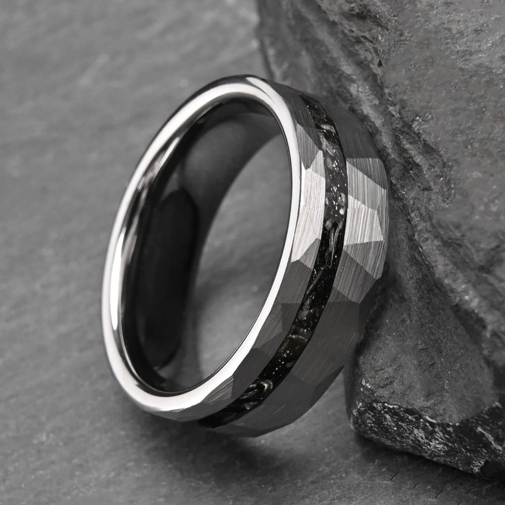 Herrring i tungsten 8 mm med hamrad finish och meteoritdetalj