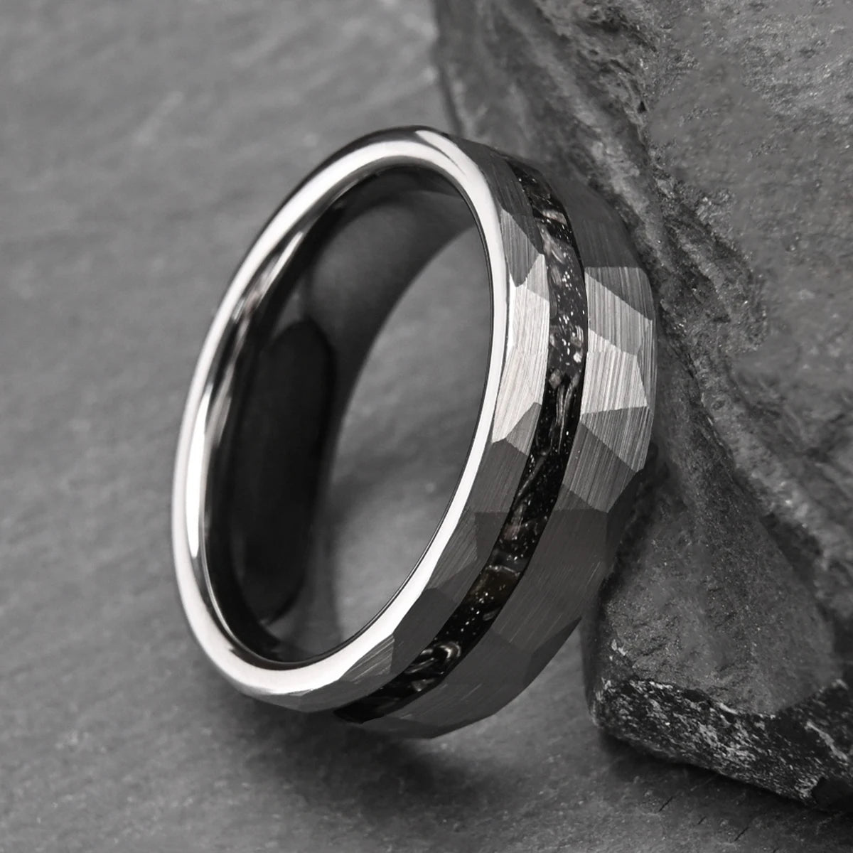 Herrring i tungsten 8 mm med hamrad finish och meteoritdetalj