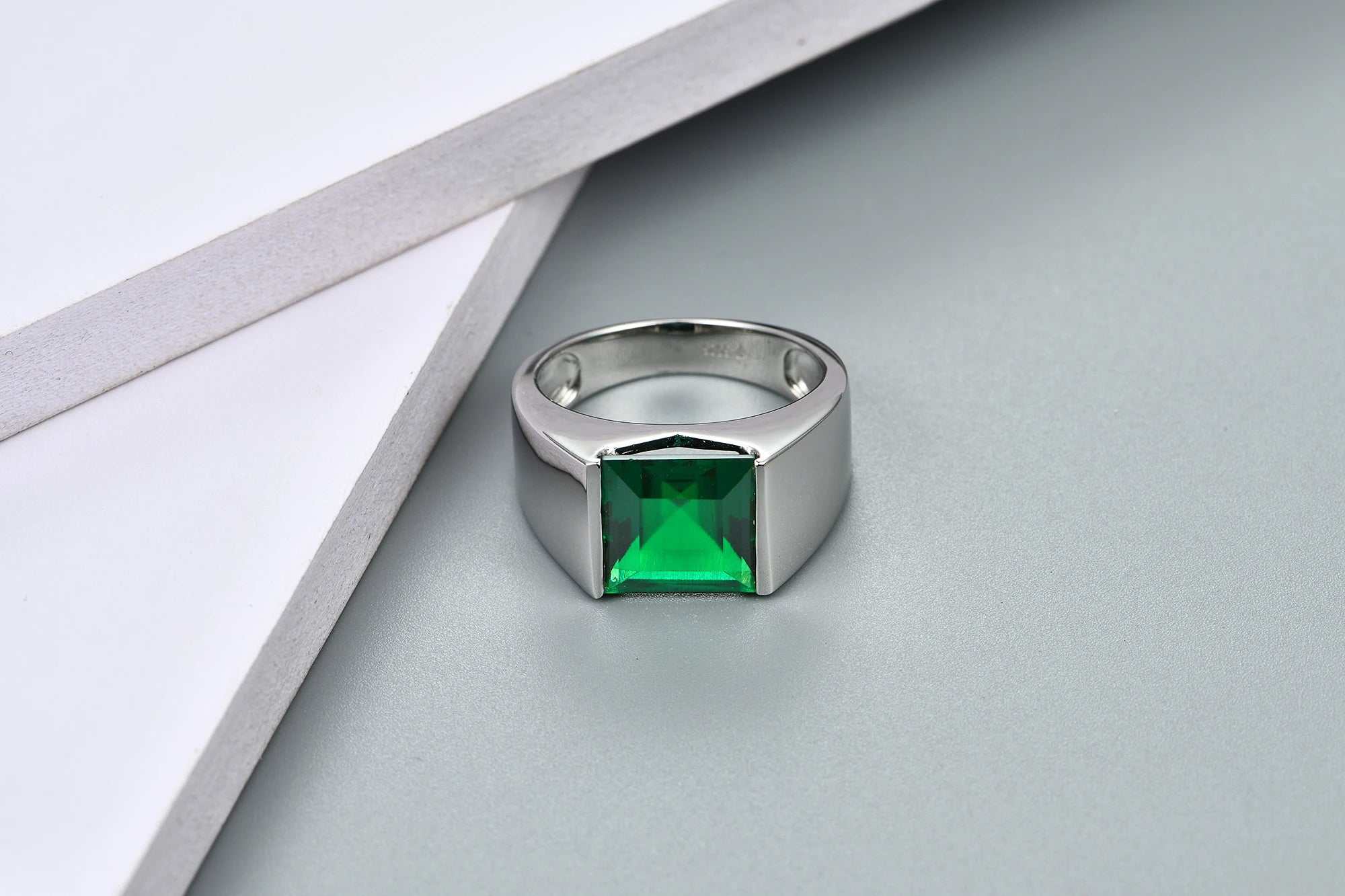 CHARMING herrring i 925 silver med labbodlad smaragd 4,8 ct