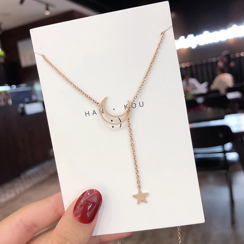 Guldpläterat choker halsband med måne och stjärna