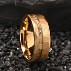 Guldpläterad herrring i tungsten 8 mm – hamrad finish