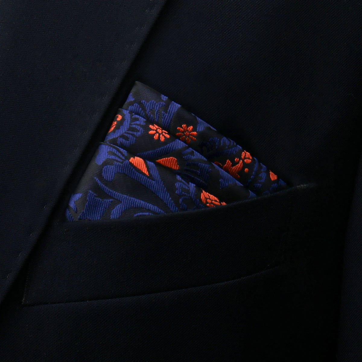 Bröstnäsduk i polyester – Finns i flera färger & mönster