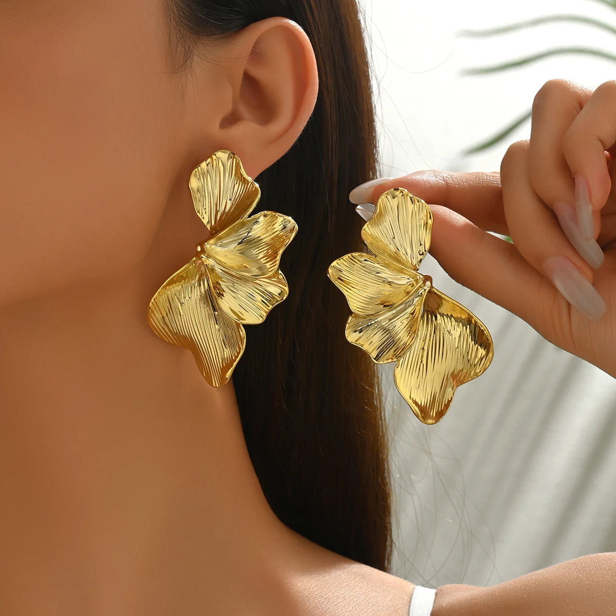 Örhängen dam – ginkgo blad studs i guldton