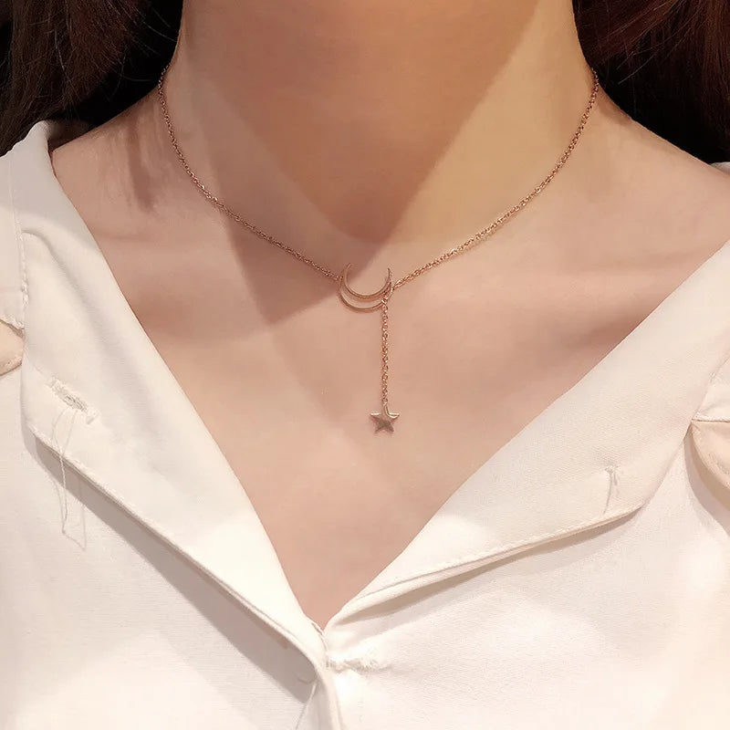 Guldpläterat choker halsband med måne och stjärna