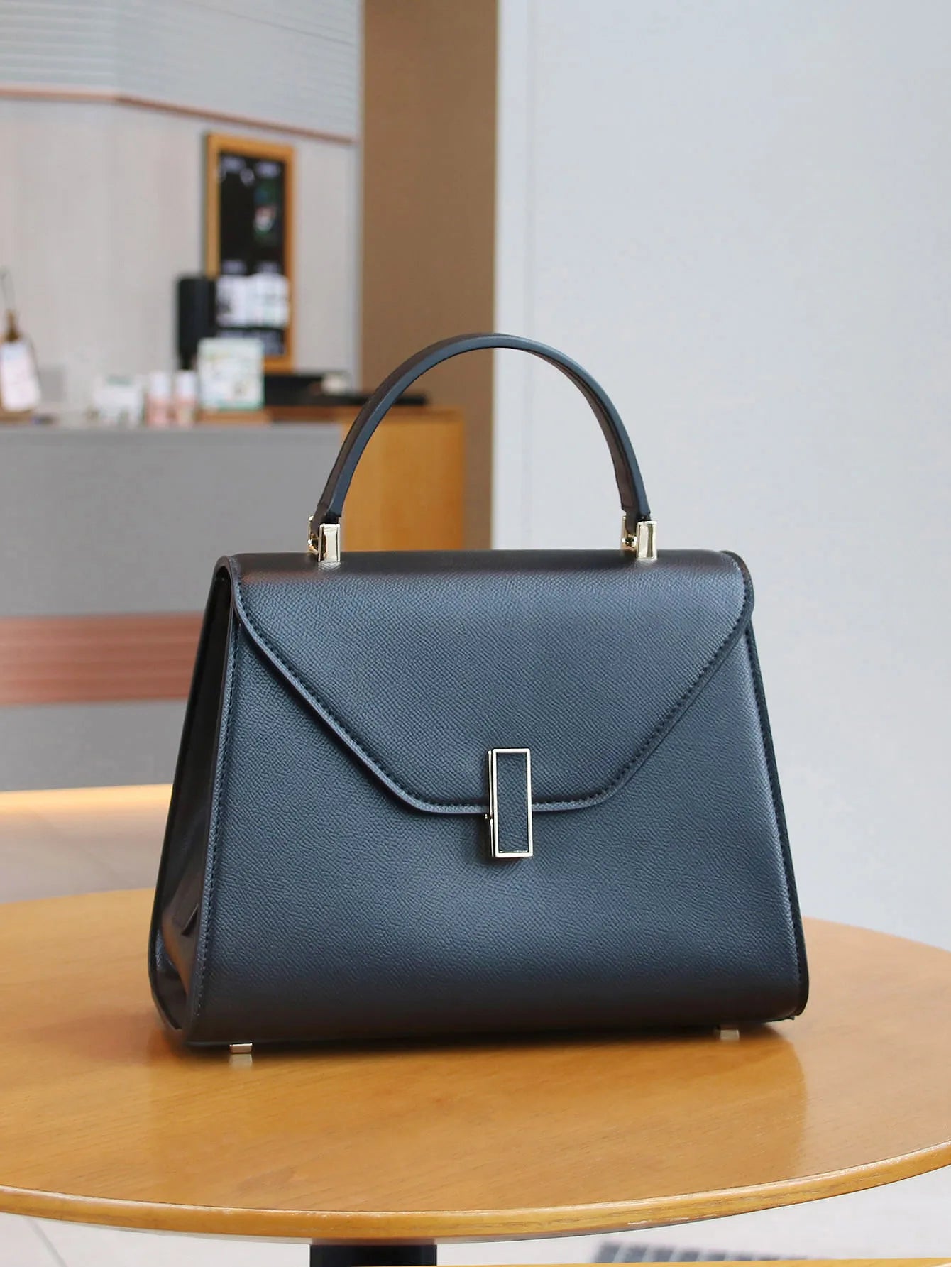 Damhandväska i läder med palmprint – boxformad Kelly‑inspirerad väska