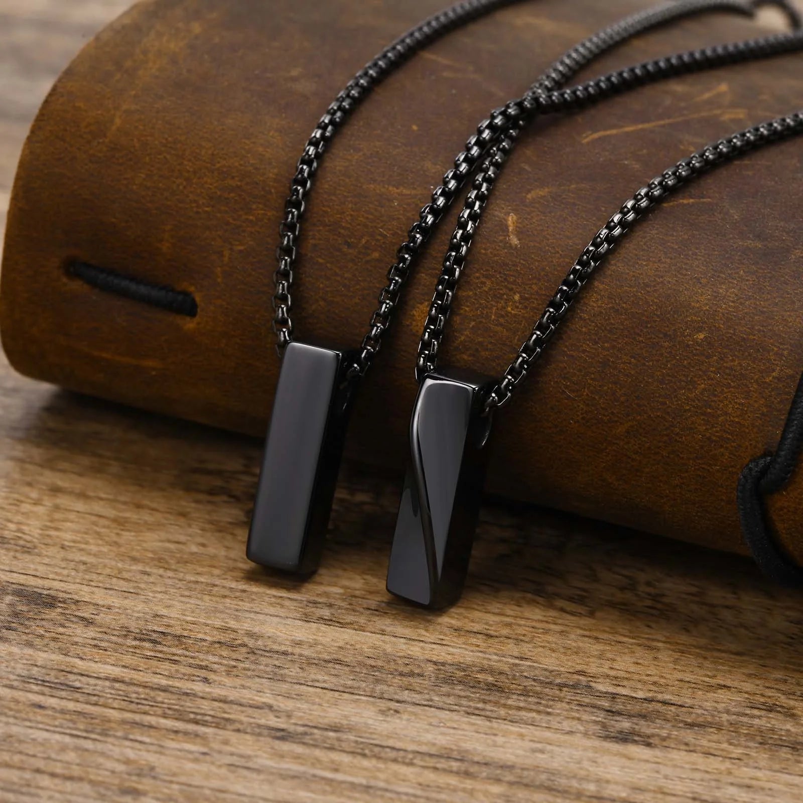 Halsband herr – minimalistiskt stålhalsband med geometriskt hänge