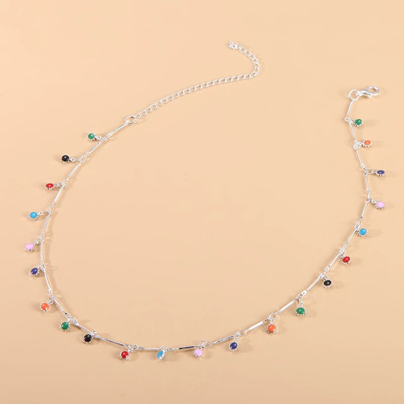Färgglatt choker halsband med tofs – trendigt damsmycke
