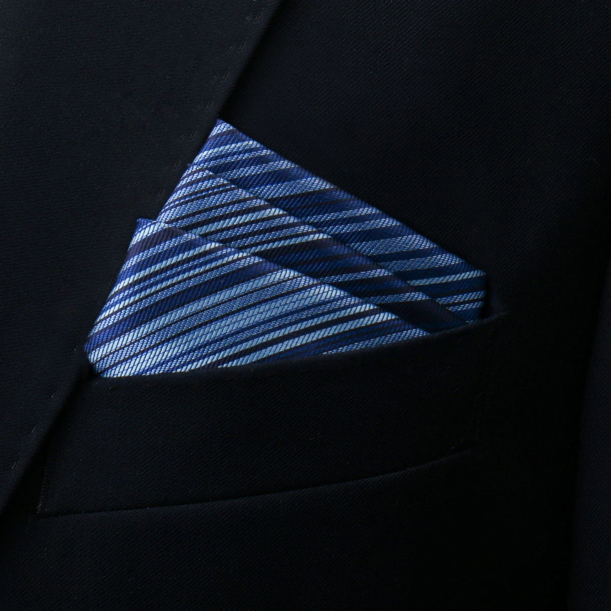 Bröstnäsduk i polyester – Finns i flera färger & mönster