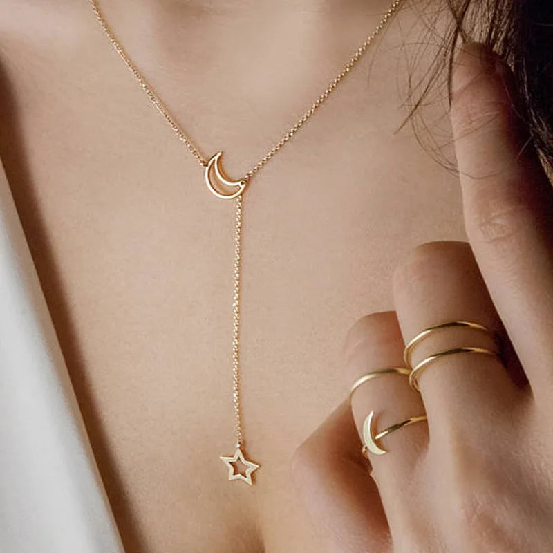 Guldpläterat choker halsband med måne och stjärna