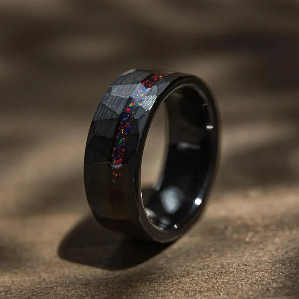 Svart herrring i tungsten 8 mm med röd opal