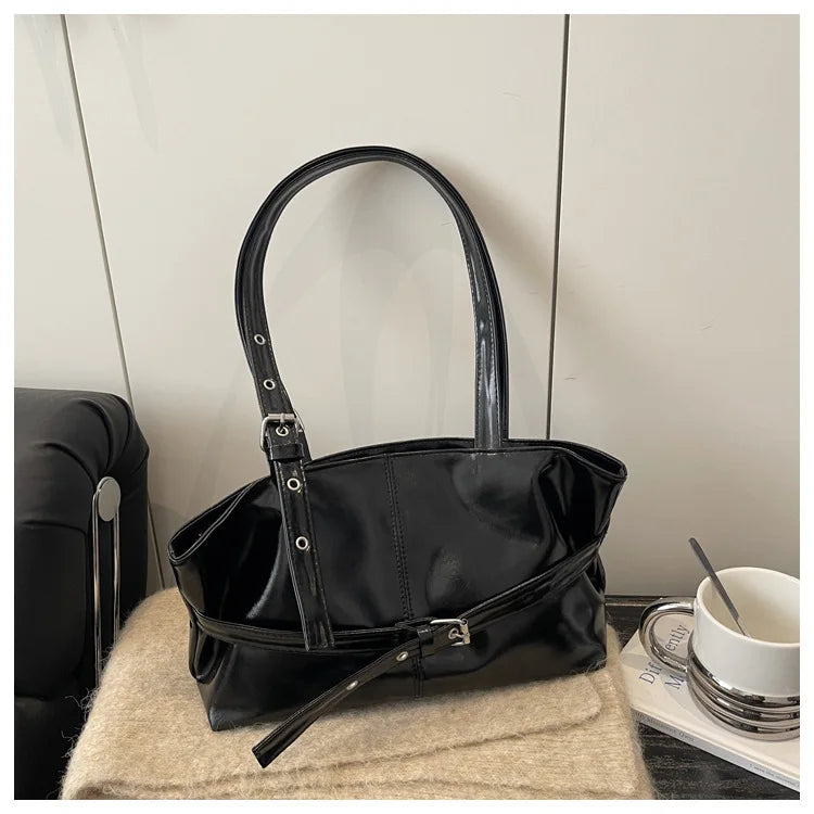Damväska Suede Tote – stilren bucket bag med spänndetalj