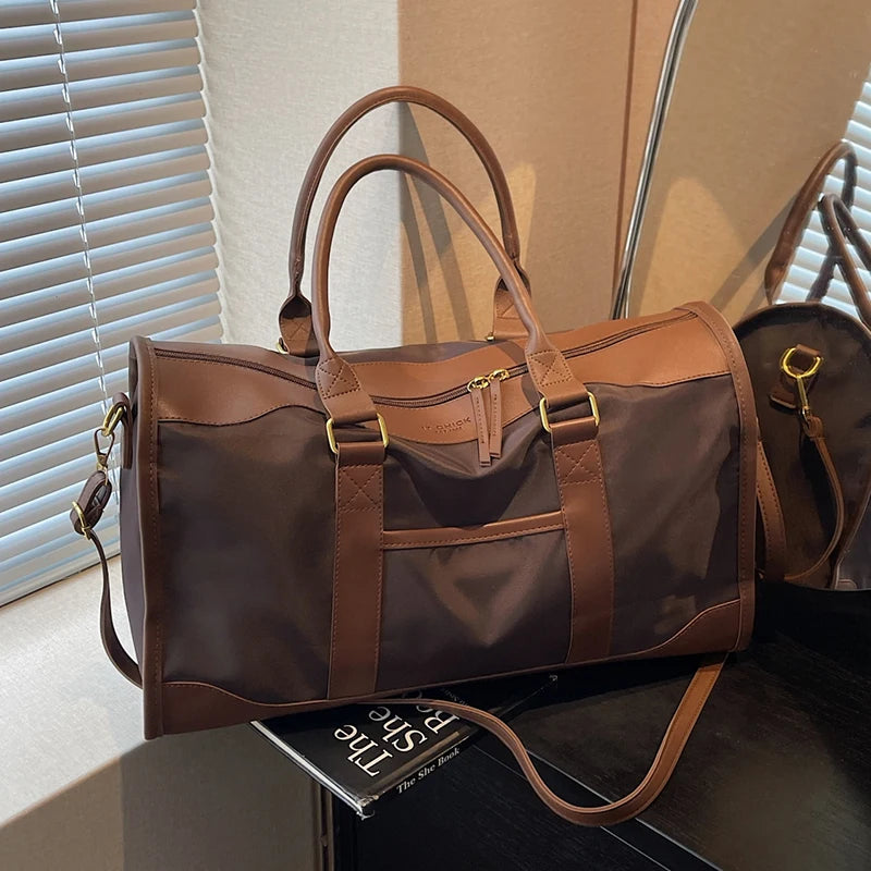 Elegant reseväska i läderlook – Rymlig weekendbag med justerbar axelrem