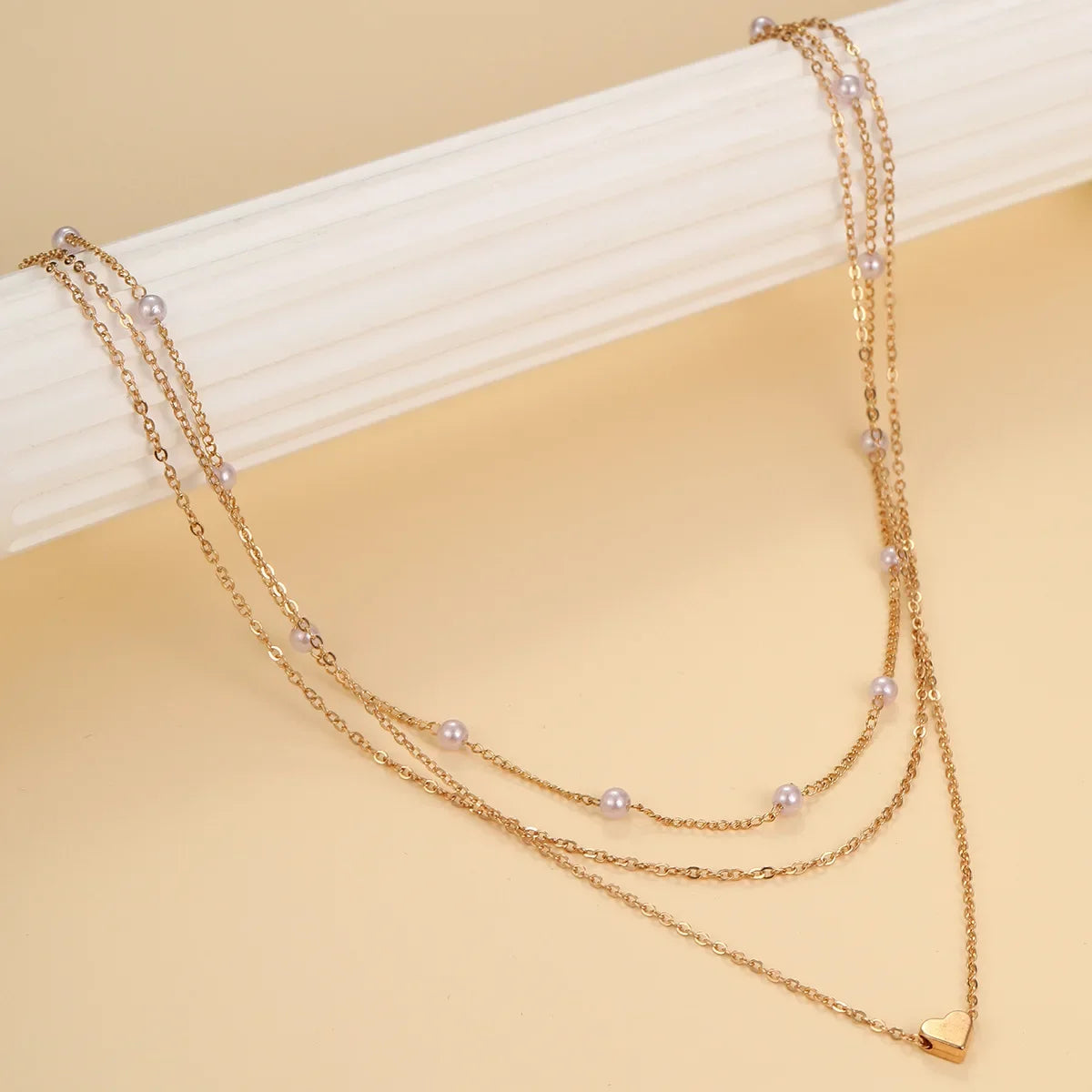 Halsband dam – flerlager halsband med hjärta i guldton
