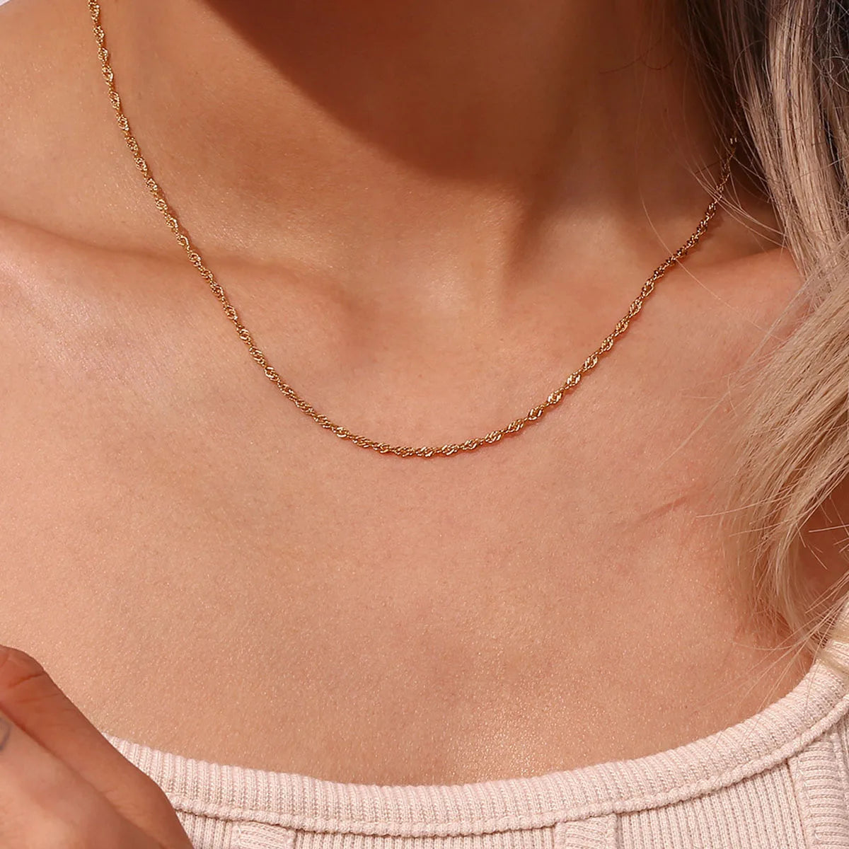 Guldpläterat tunt halsband i enkel kedjedesign för dam